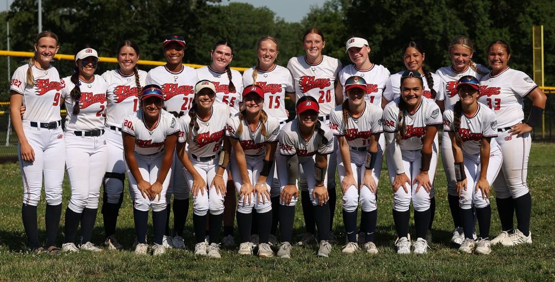 Texas Blaze 16U United poses for a team photo.